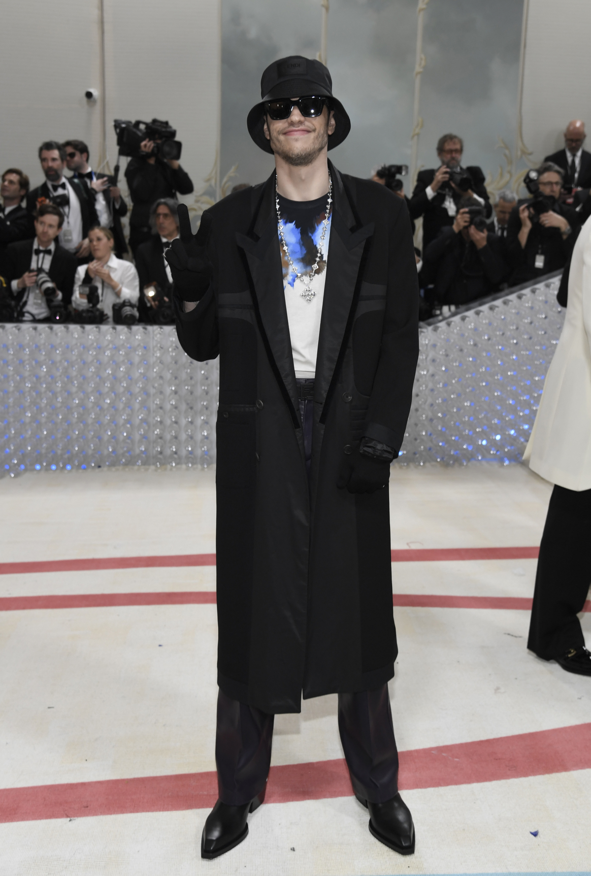 Herec Pete Davidson v pánskej kreácii Fendi. 