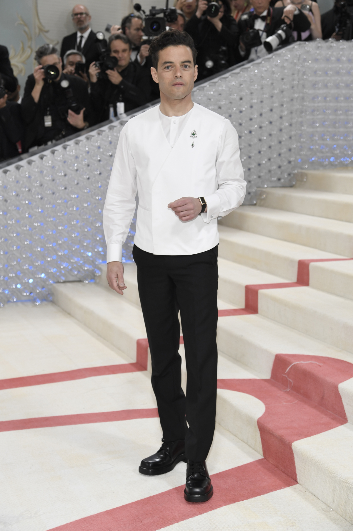 Herec Rami Malek oblečený v značke Prada. 