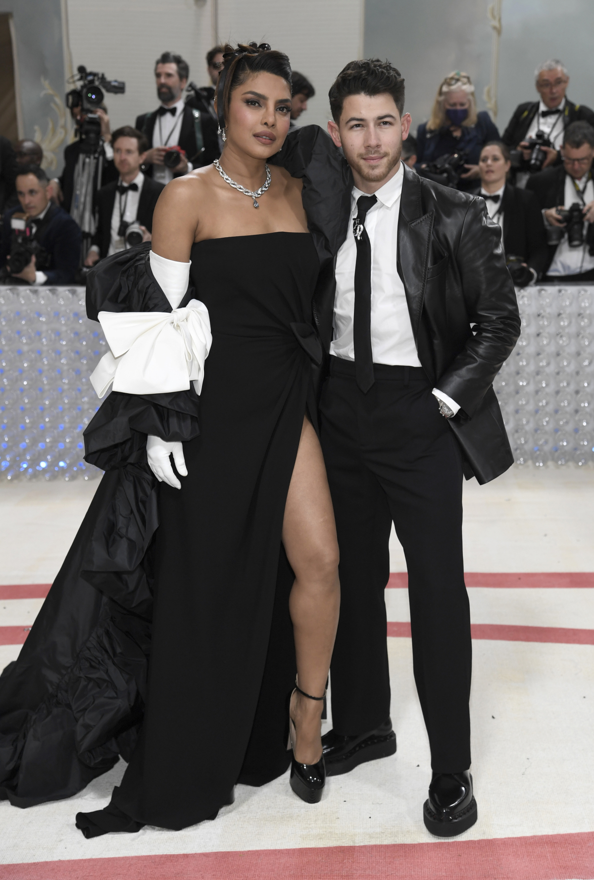 Herečka Priyanka Chopra a jej manžel Nick Jonas - obaja v značke Valentino.