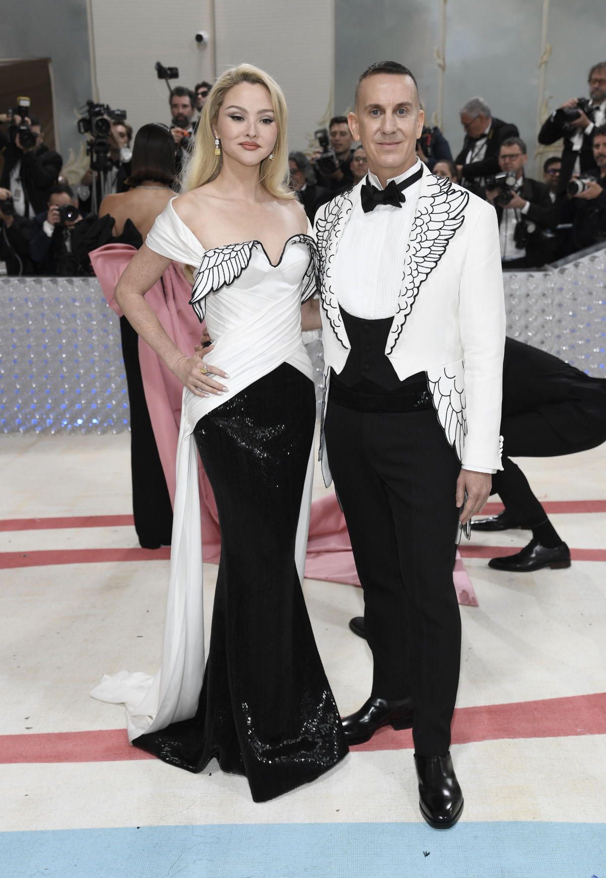 Modelka Devon Aoki v kreácii od Jeremyho Scotta (na snímke).