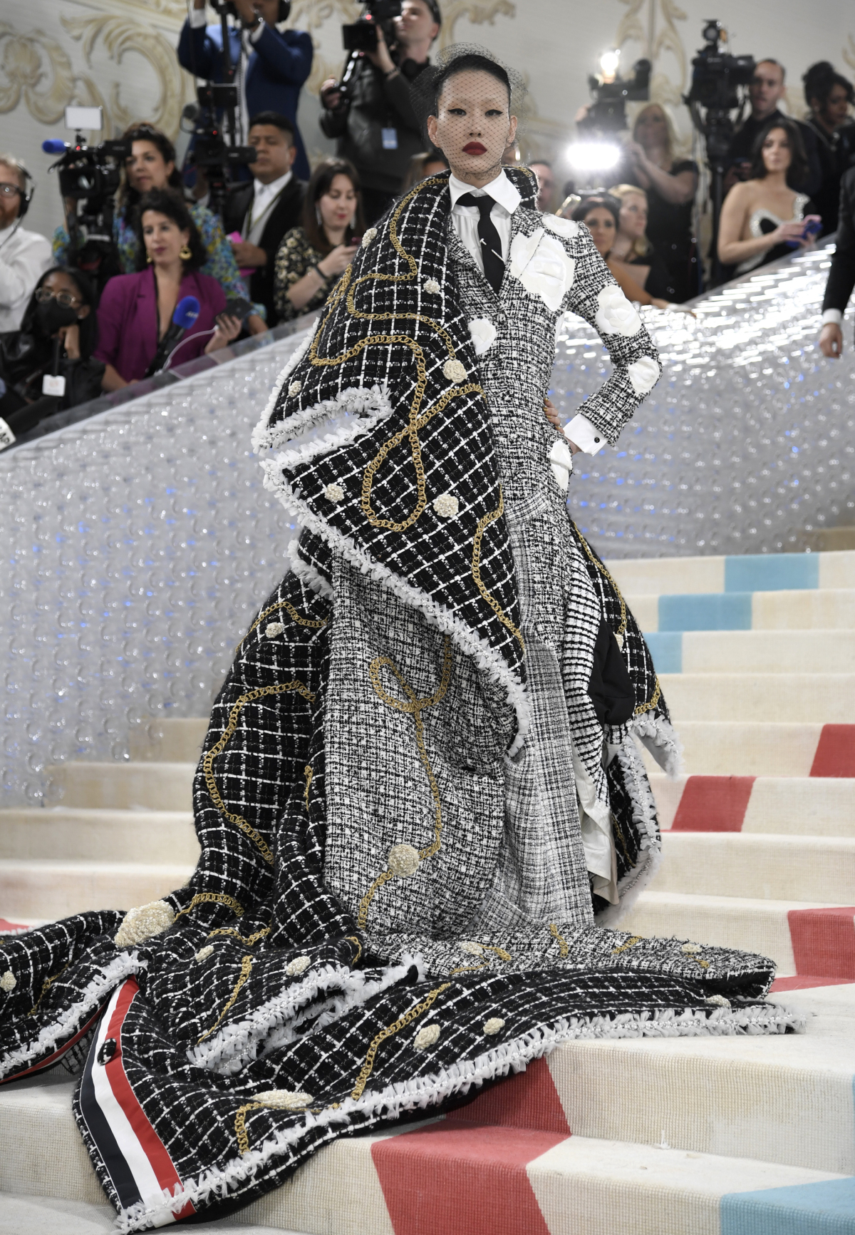 Sora Choi v kreácii Thom Browne. 