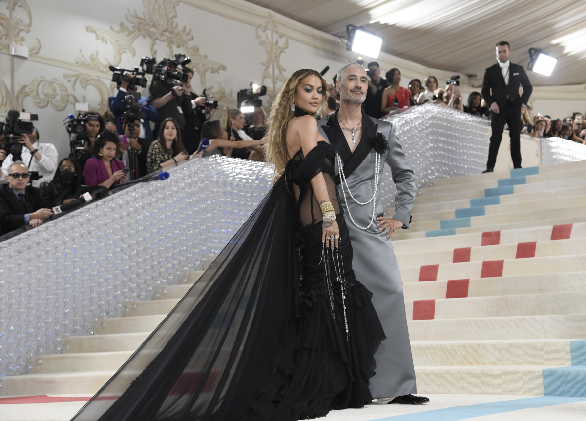 Speváčka Rita Ora v kreácii Prabal Gurung.