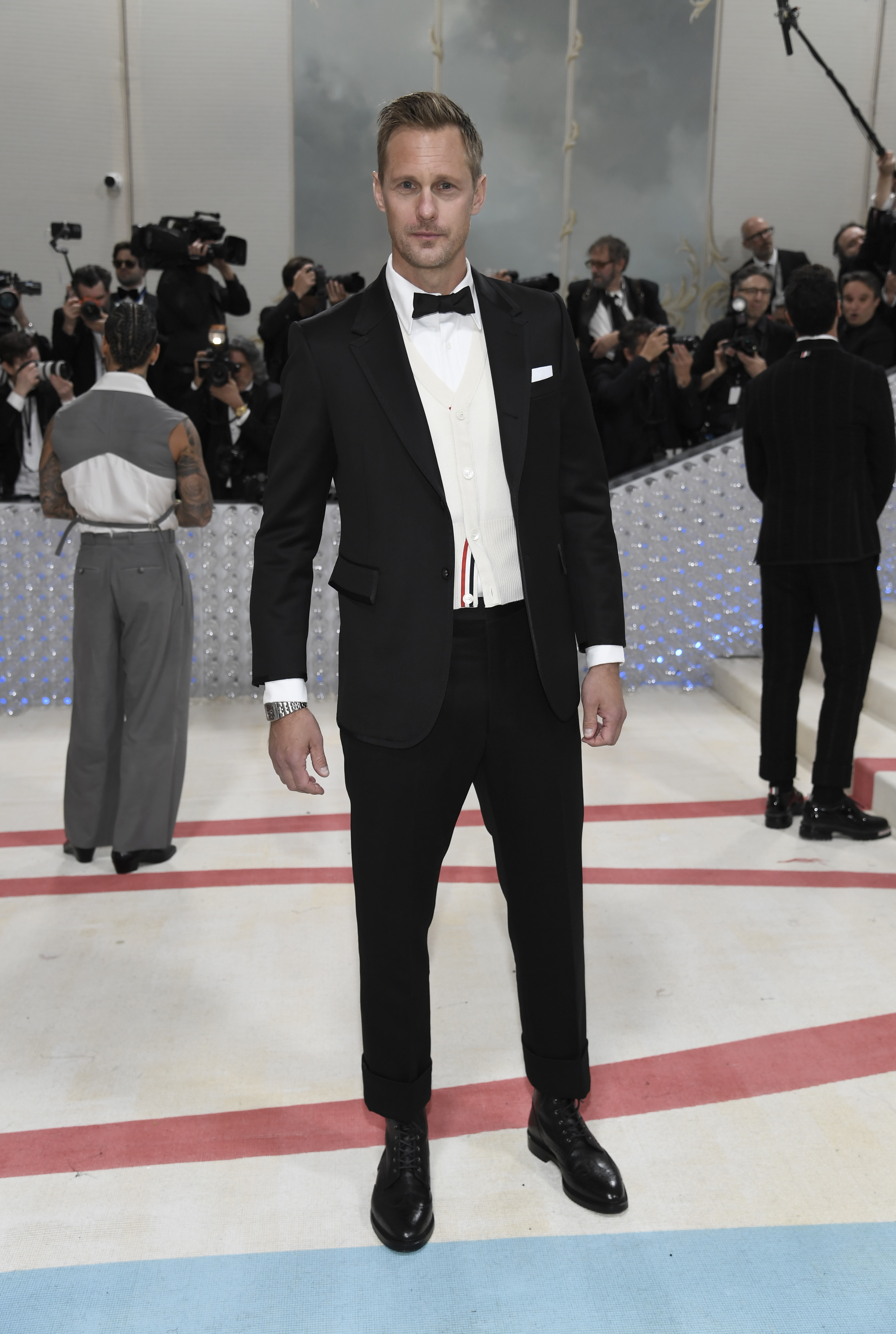 Herec Alexander Skarsgård v obleku Thom Browne.