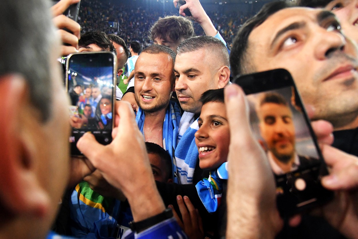 Stanislav Lobotka v obkolesení neapolských fanúšikov po konečnom hvizde a zisku titulu.