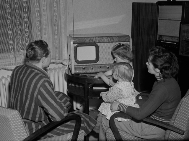 Rodina pred TV prijímačom 1954.