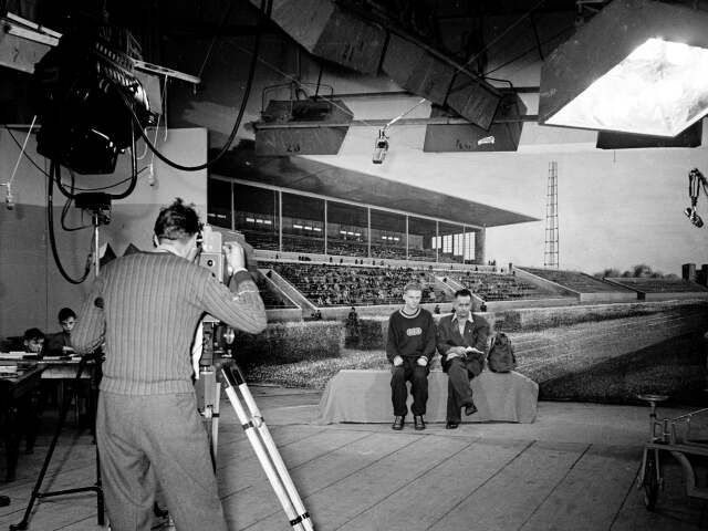 Športový komentátor Josef Laufer a pionieri. 1953.