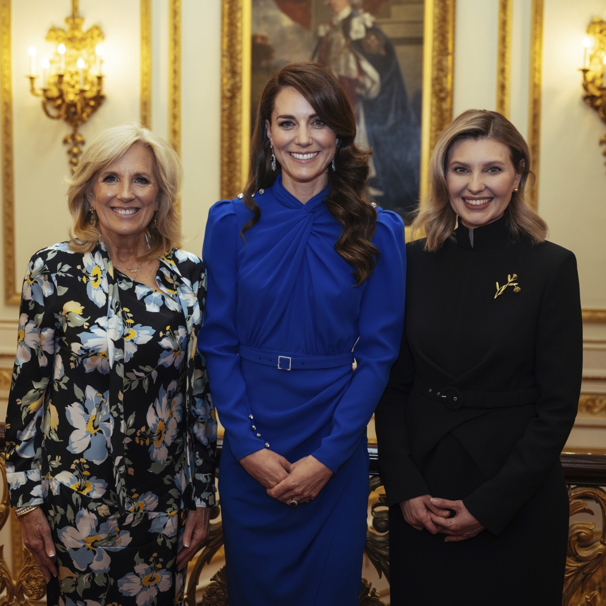Princezná Kate z Walesu (v strede) s prvou dámou USA Jill Bidenovou (vľavo) a prvou dámou Ukrajiny Olenou Zelenskou