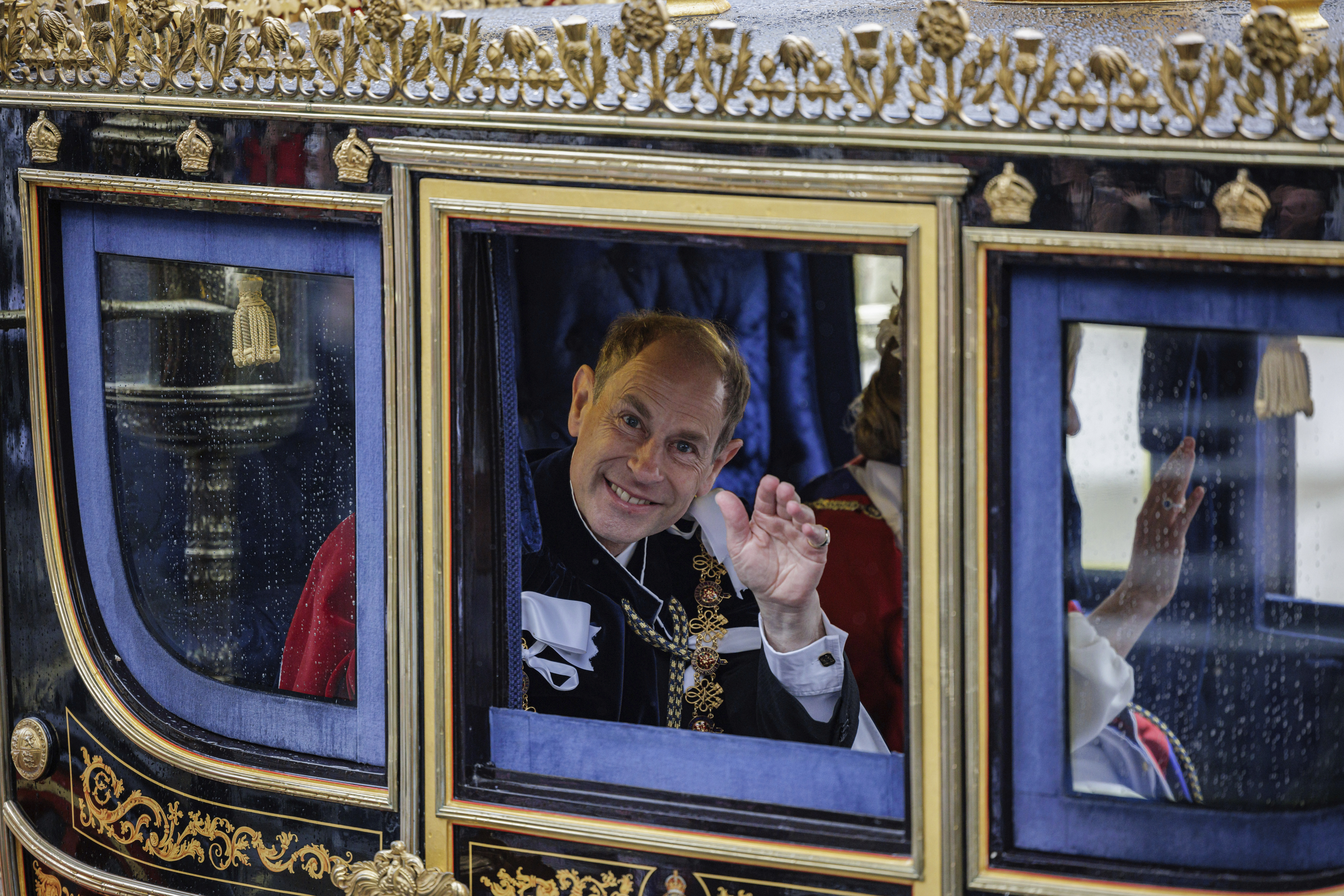 Princ Edward zdraví dav a fotografov.