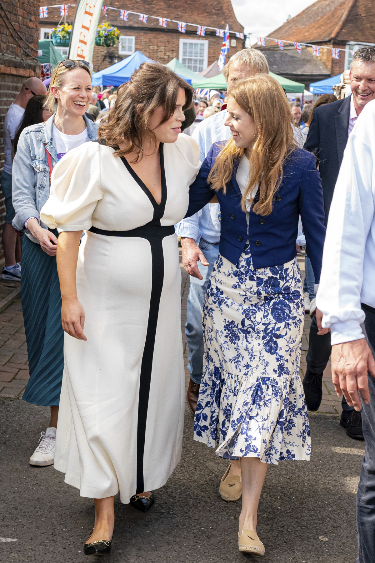 Princezná Beatrice (vpravo) a princezná Eugenie
