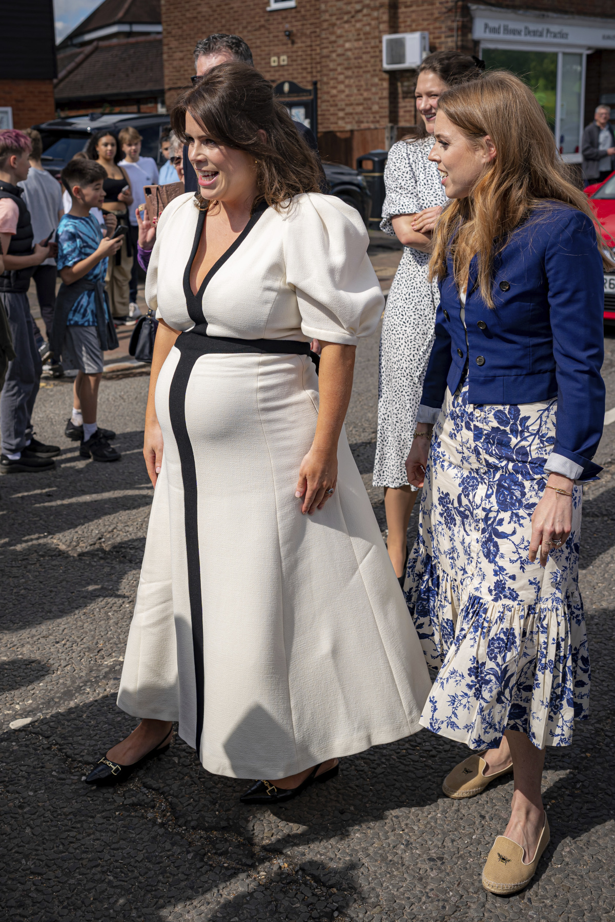 Princezná Beatrice (vpravo) a tehotná princezná Eugenie 