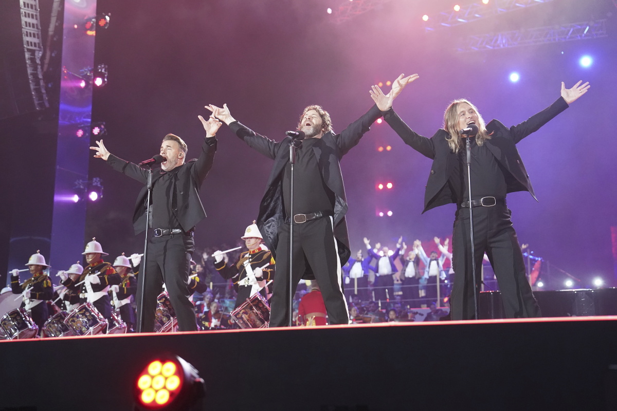 Zľava: Gary Barlow, Howard Donald a Mark Owen z formácie Take That.