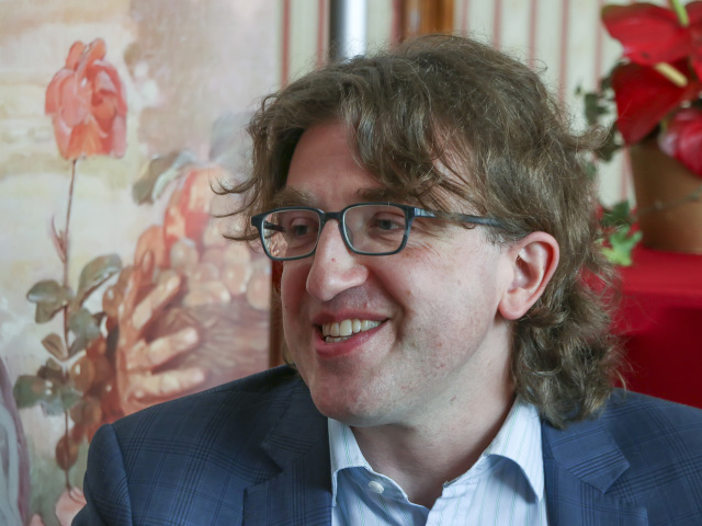 Marcus Mucha momentálne žije v Prahe a učí sa po česky. Narodil sa v Anglicku a pracoval v Amerike.