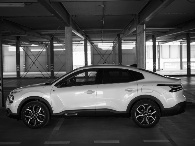 Svetlou výškou 210 mm a ochranou podvozka poráža ë-C4X aj mnohé pravoverné SUV.
