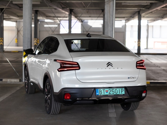 Sympatické je, že jediným detailom, ktorým sa elektrická verzia C4 X líši od tých spaľovacích je modré písmeno “ë“ na zadnej kapote.