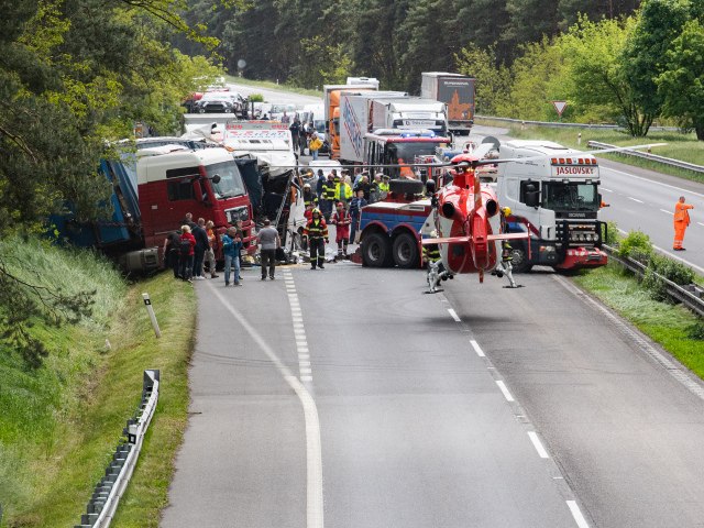 SR nehoda diaľnica D2 kamión autobus BAX