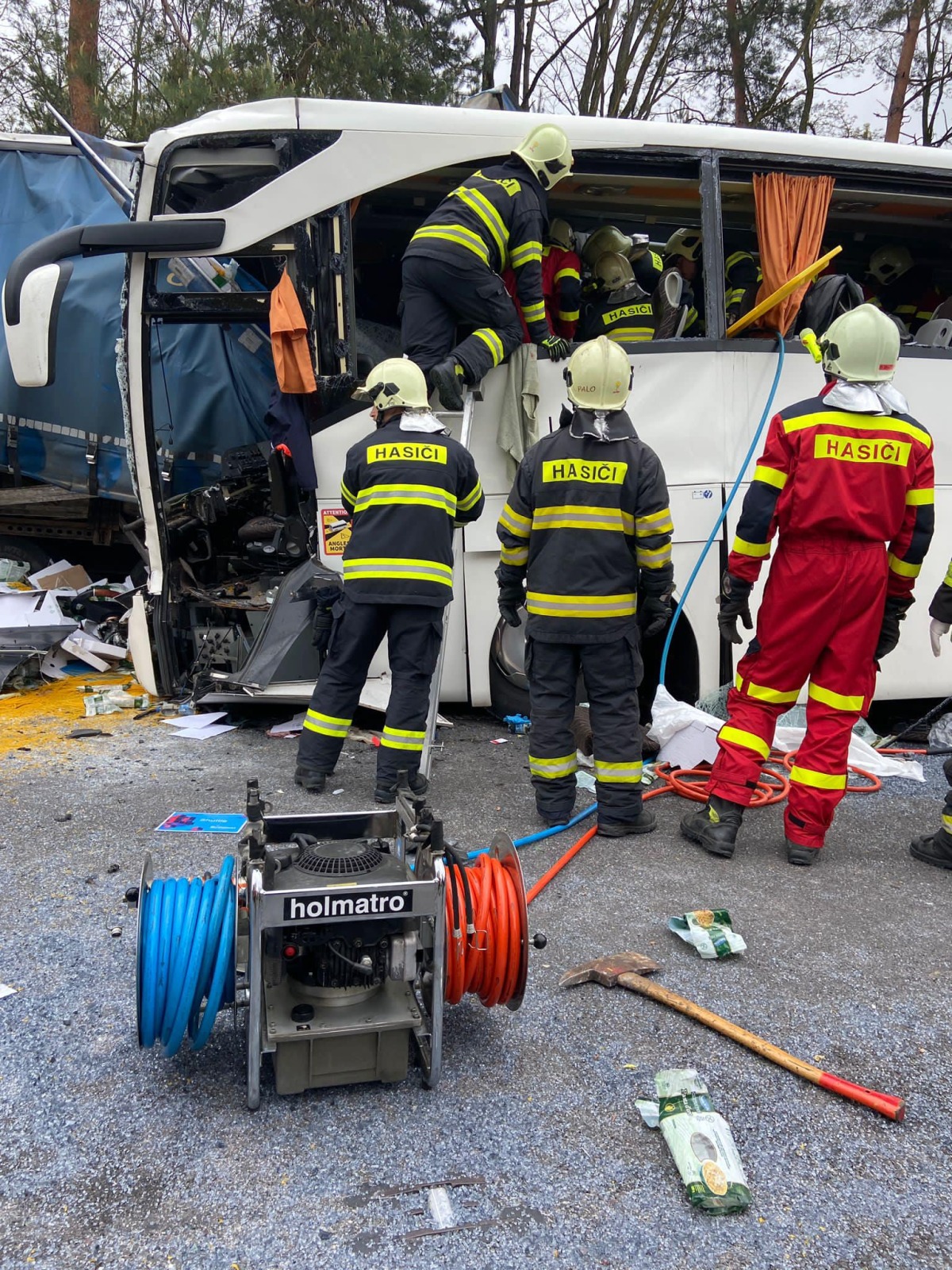 nehoda, kúty, autobus, hasiči