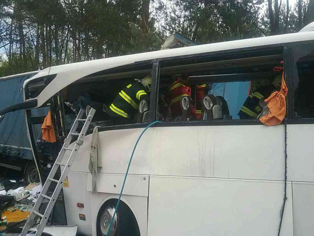 SR nehoda diaľnica D2 kamión autobus BAX
