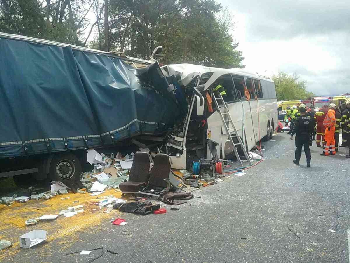 SR nehoda diaľnica D2 kamión autobus BAX