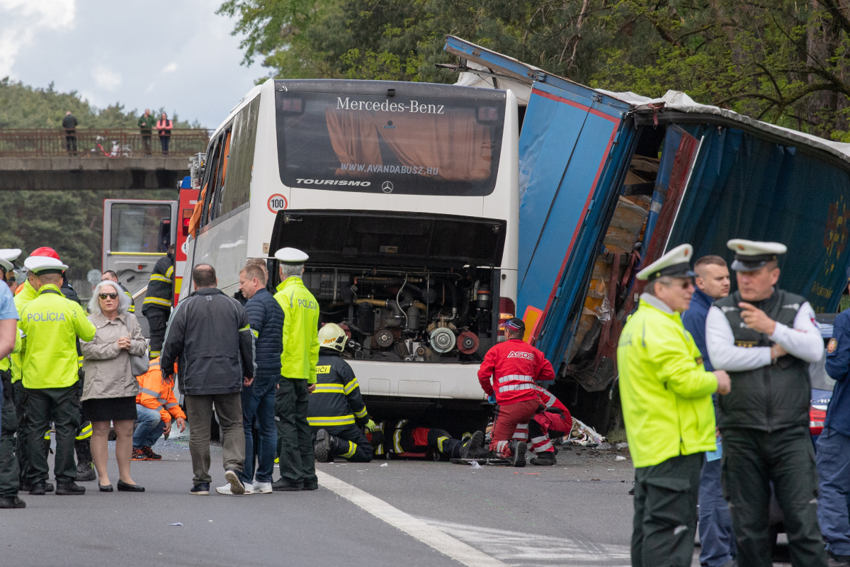 SR nehoda diaľnica D2 kamión autobus BAX