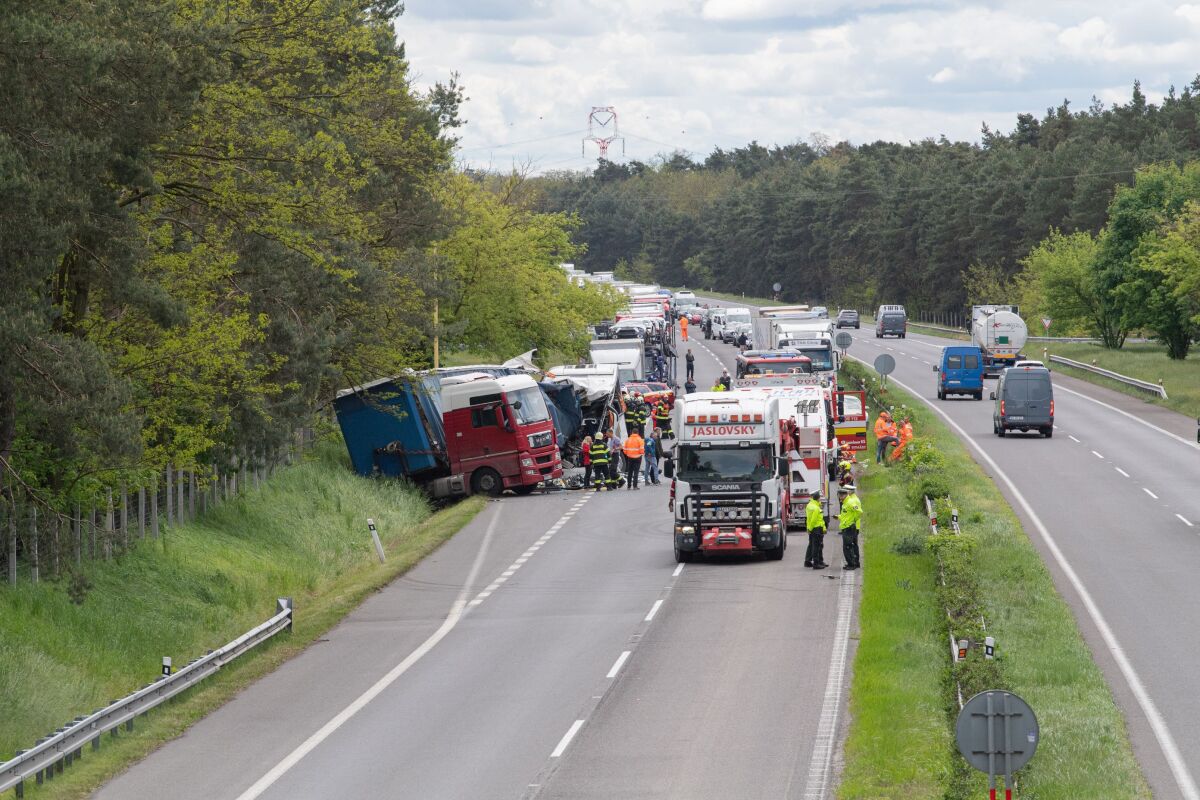 SR nehoda diaľnica D2 kamión autobus BAX