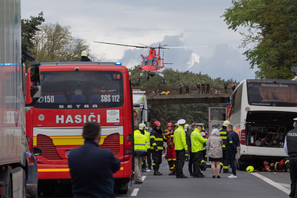 SR nehoda diaľnica D2 kamión autobus BAX