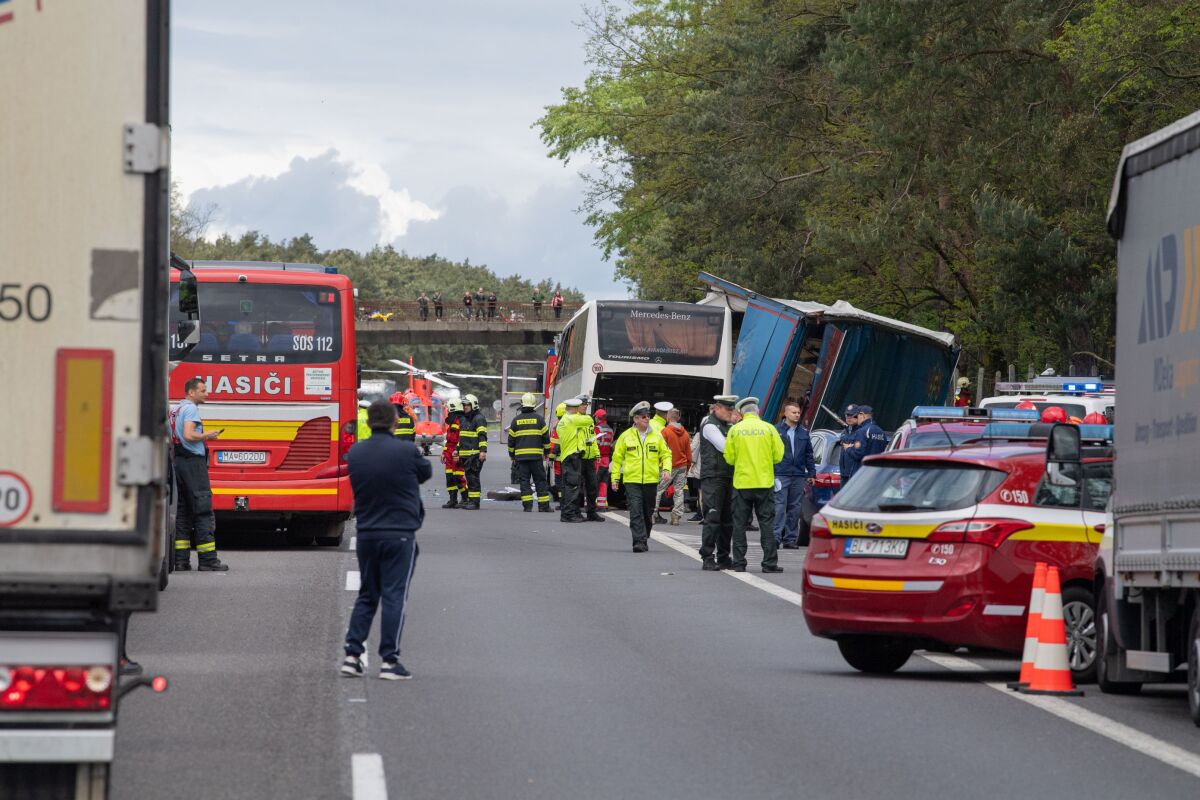 SR nehoda diaľnica D2 kamión autobus BAX