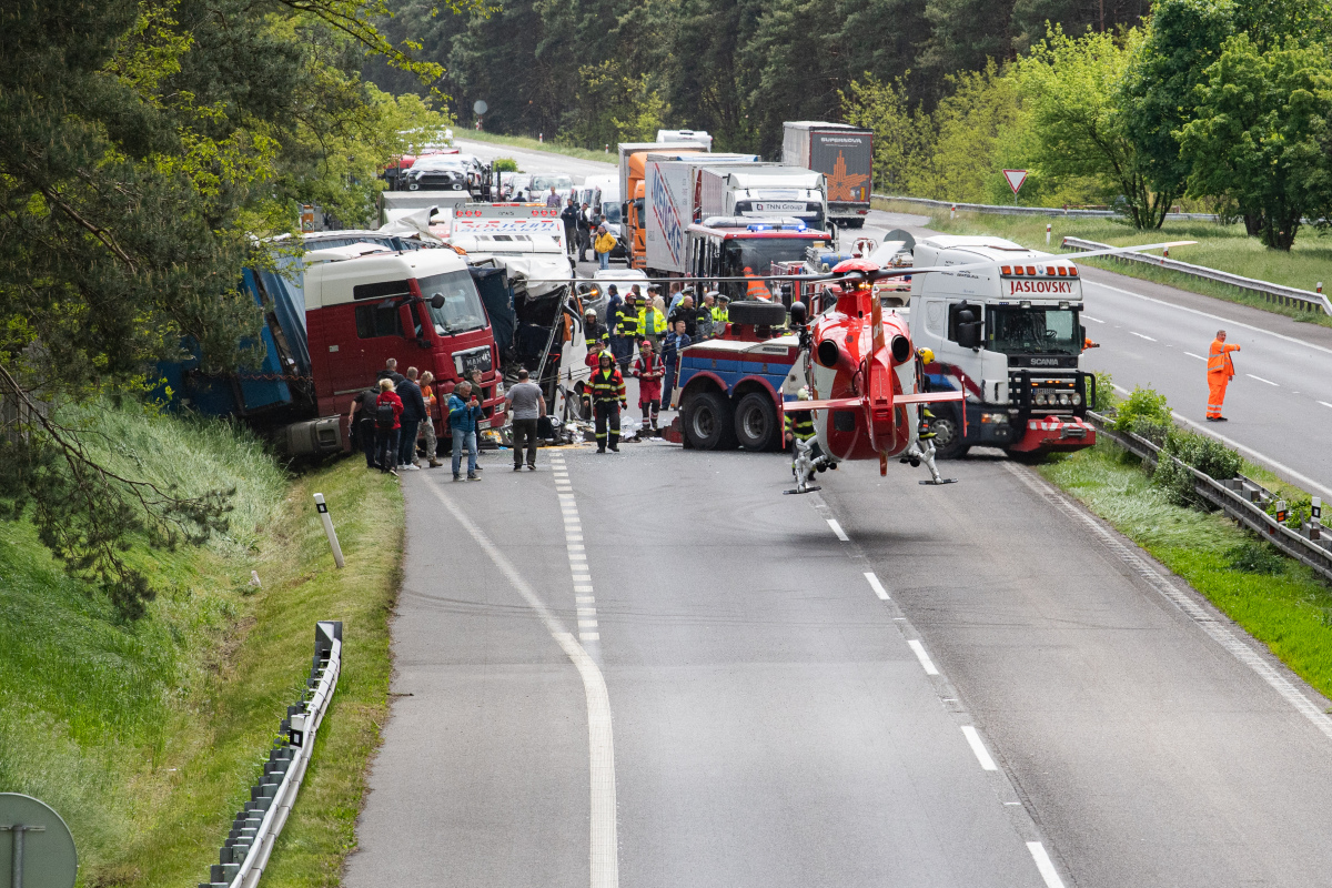 SR nehoda diaľnica D2 kamión autobus BAX