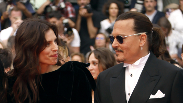Herec Johnny Depp uviedol v Cannes svoj nový film Jeanne du Barry. Na snímke s jeho režisérkou a hlavnou ženskou hrdinkou Maiwenn.