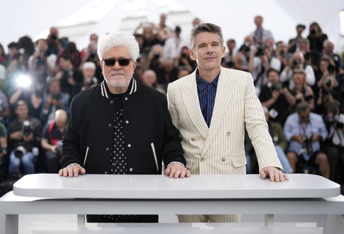 Pedro Almodovar (vľavo) a herec Ethan Hawke