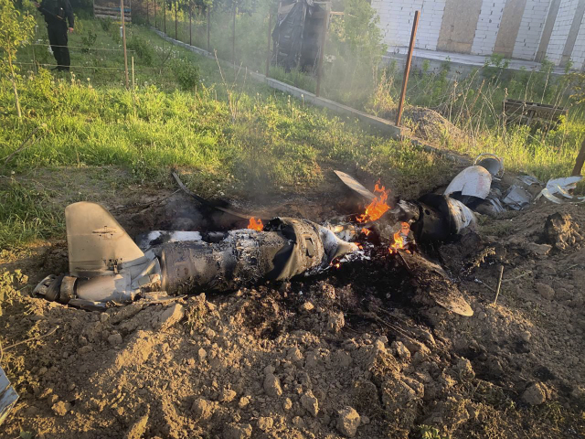 Časť zostrelenej ruskej rakety v Kyjevskej oblasti.