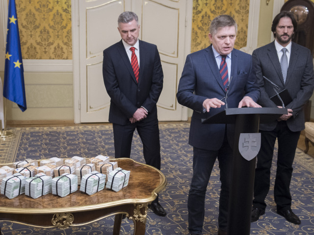 Na snímke zľava Tibor Gašpar, Robert Fico a Robert Kaliňák. FOTO TASR - Marko Erd