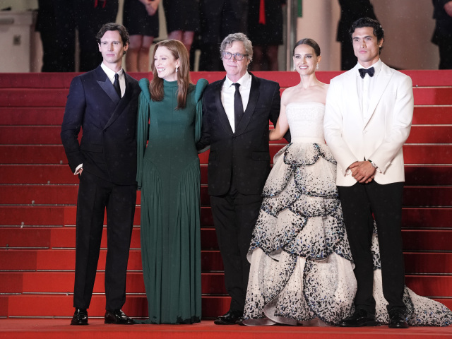 Cory Michael Smith, Julianne Moore, režisér Todd Haynes, Natalie Portman a Charles Melton