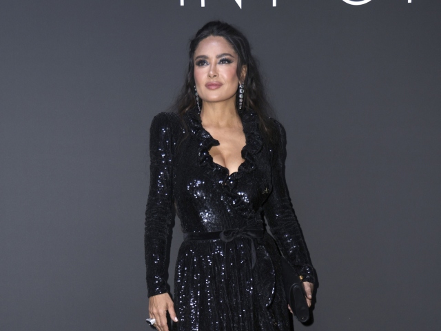 Salma Hayek v kreácii Balenciaga
