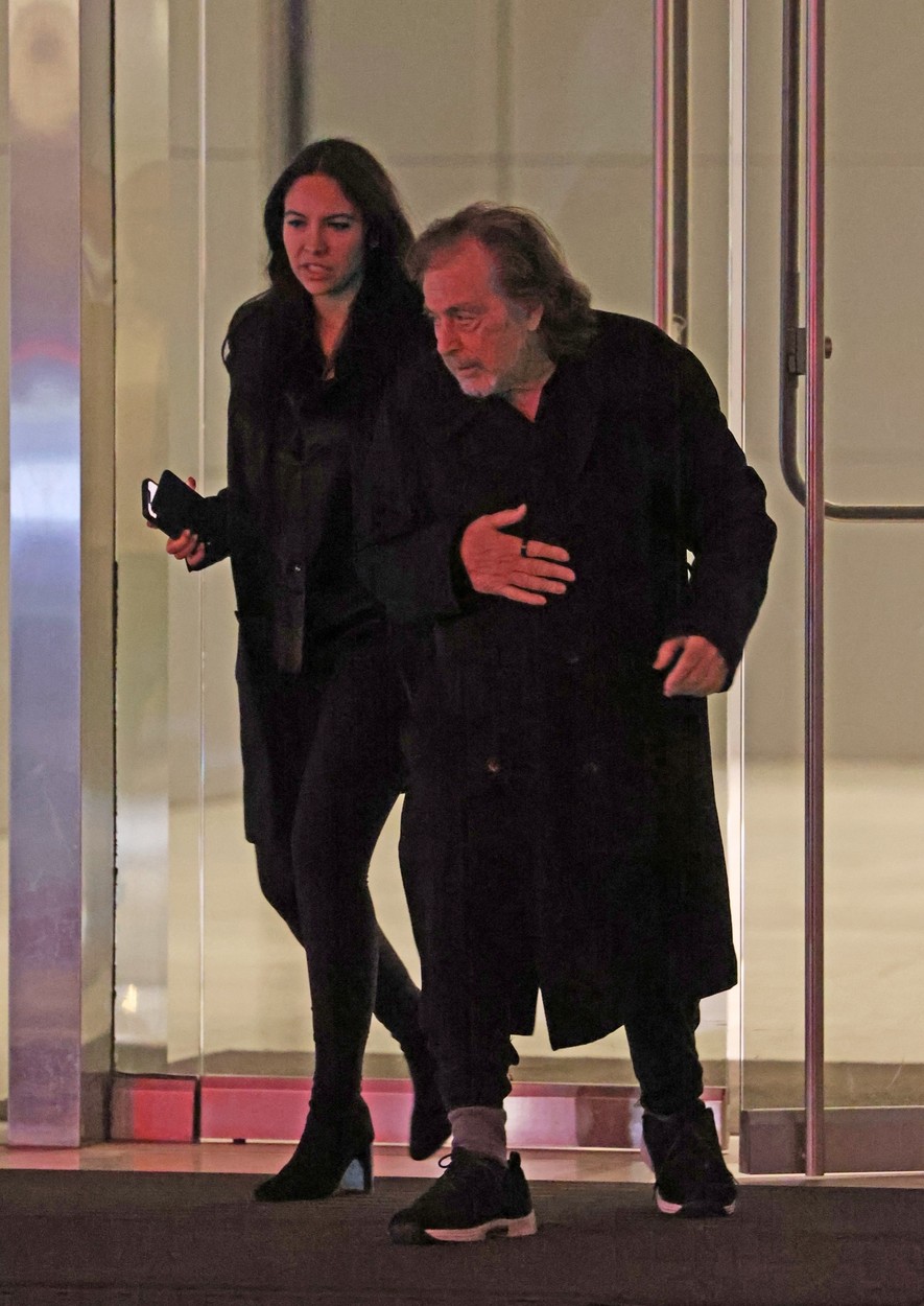 Al Pacino a jeho partnerka Noor Alfallah.