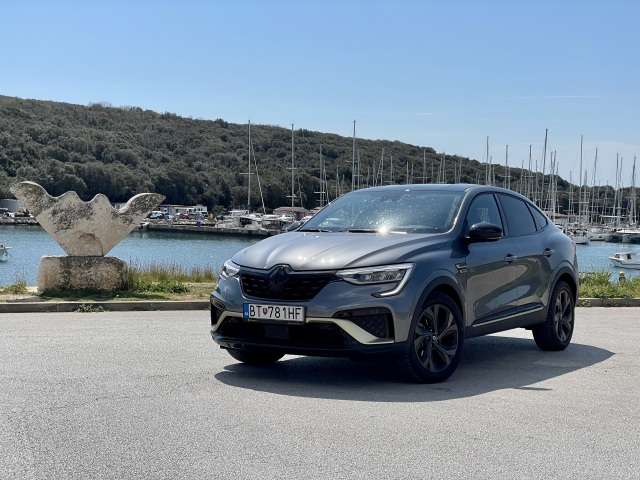 Spoločnosť nám na ceste robilo SUV-kupé Renault Arkana s hybridným pohonom. Priemerná spotreba sa pohybovala od šiestich litrov.