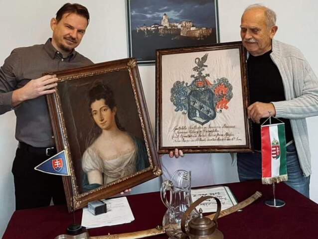 Dar od Georgesa VI. Lubloravyho   rodovy erb sabla a portret damy