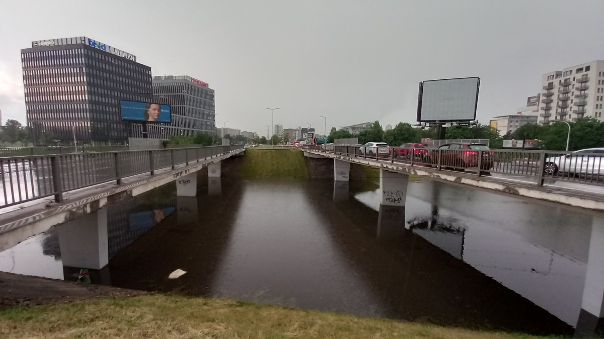 búrka, dážď, záplava, bratislava, ružinovská ulica