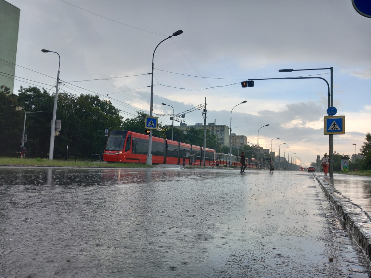 dážď, počasie, električka,