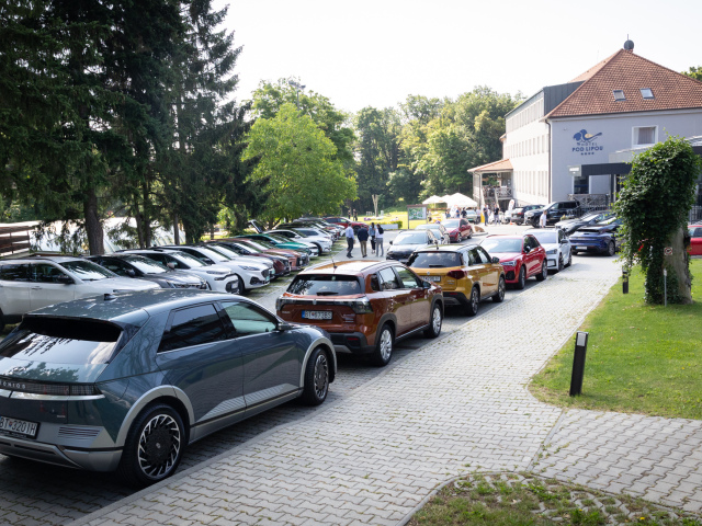 Hotel Pod lipou v Harmónii sa vďaka akcii Import Motion stal na chvíľu malým autosalónom.