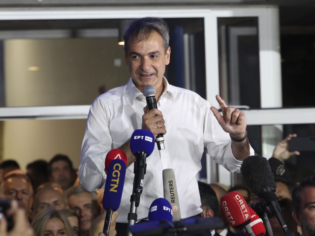 Líder gréckych konzervatívcov Kyriakos Mitsotakis v nedeľu 25. júna 2023 vyjadril radosť, že drvivým víťazstvom v parlamentných voľbách - druhých za posledných päť týždňov - získal silný mandát na transformáciu svojej krajiny
