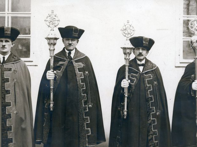 Ceremoniári (pedeli) Univerzity Komenského získali svoje taláre a insígnie na slávnostné príležitosti až v rokoch 1923 - 1924.