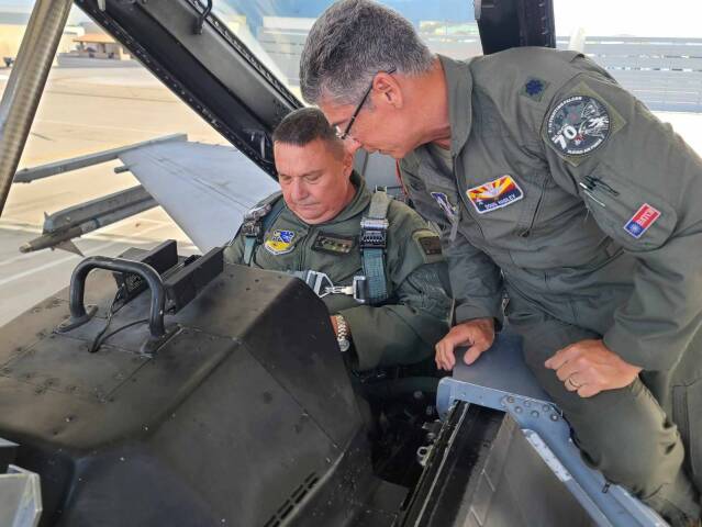 Náčelník Generálneho štábu OS Daniel Zmeko na tréningu slovenských pilotov na stíhačky F-16.