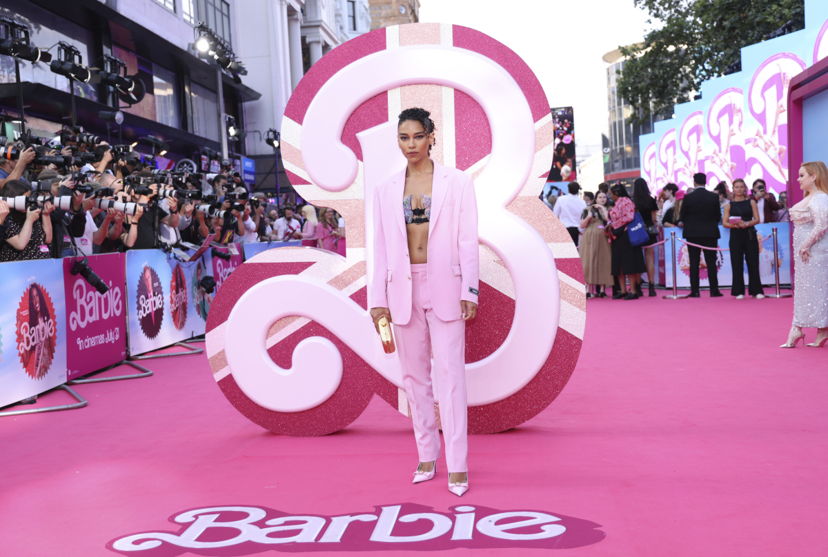 Herečka Alexandra Shipp v pánskej kreácii Versace.