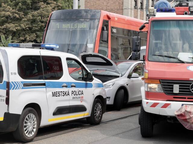 nehoda, tesla, kollárovo námestie, električka, BA