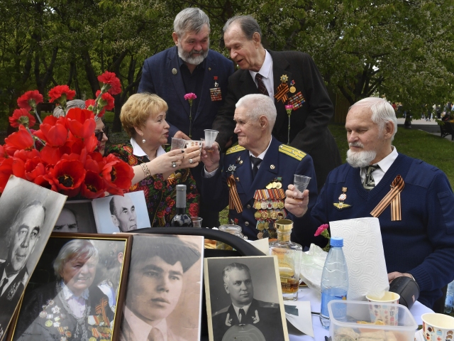 Ruskí vojnoví veteráni si na sviatočných stretnutiach zvyknú prípitkami  pripomenúť frontových sto gramov vodky.