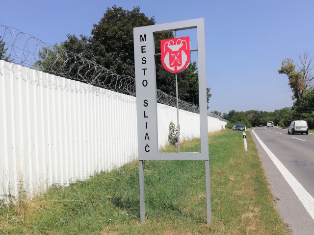 Pri vojenskom letisku značky ani erby nemiznú. Kamery zrejme robia svoje.
