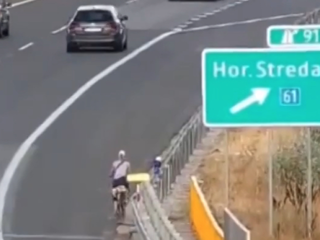 Cyklistka na diaľnici D1