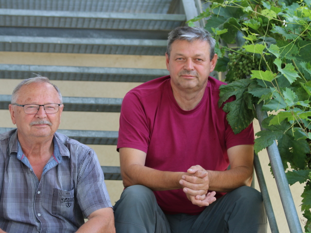 Predseda PD Šenkvice Karol Motyka a vinohradník Ladislav Šebo.
