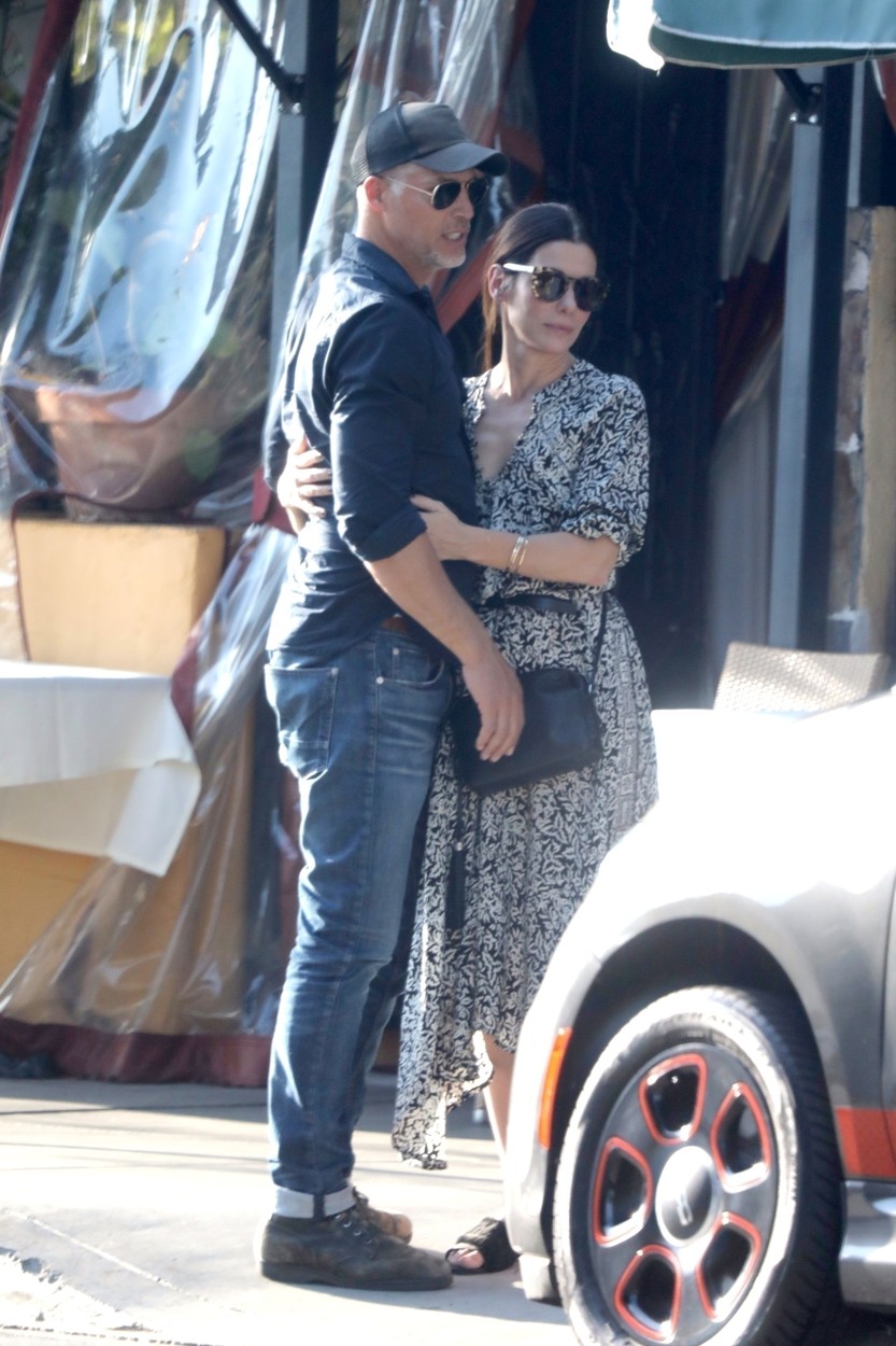 Sandra Bullock a jej partner Bryan Randall na zábere z roku 2017 pred Piccolino Restaurant.
