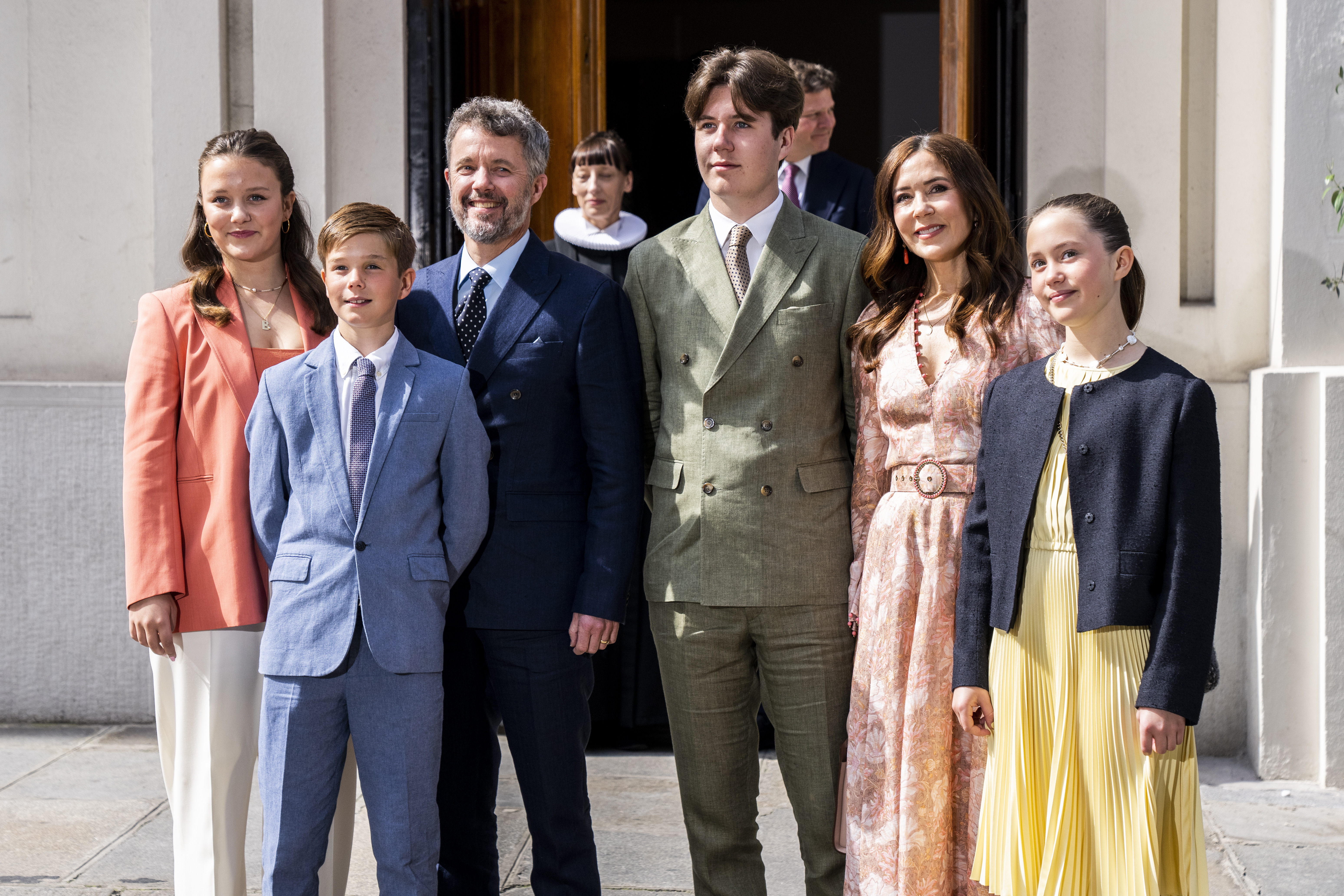 Princ Christian (najvyšší v strede) so svojimi rodičmi a súrodencami: zľava - princezná Isabella, princ Vincent, korunný princ Frederik, korunná princezná Mary a princezná Josephine na zábere z mája 2023.